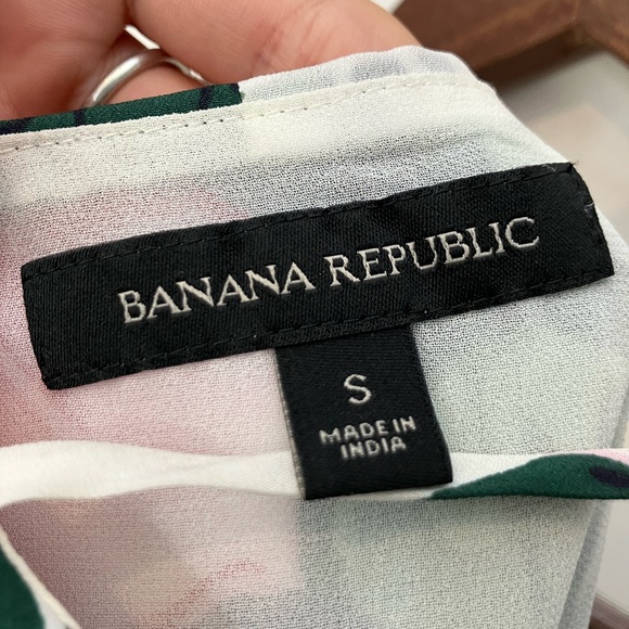 Banana Republic White Floral Cold Shoulder Flutter Sleeve Blouse. Size S - Picture 3 of 4